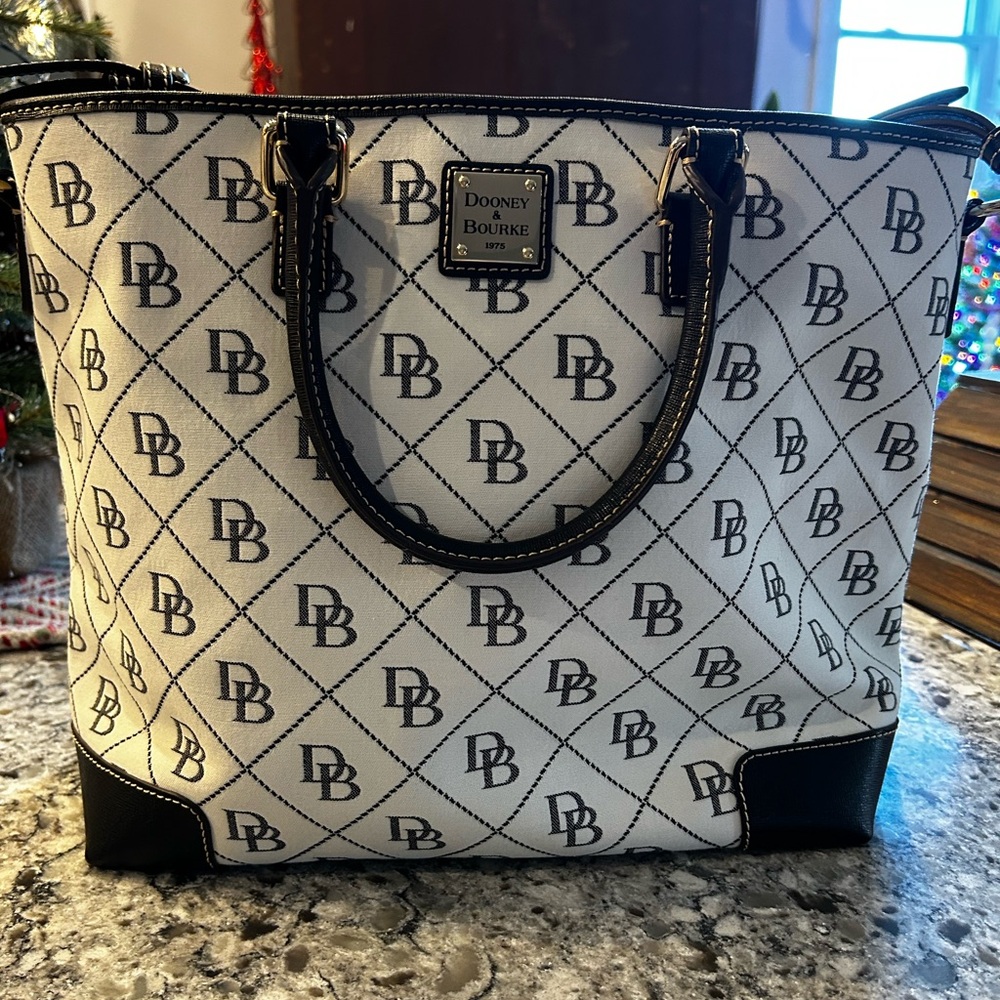 NWOT.  Dooney & Bourke Maxi Quilted Chelsea handbag